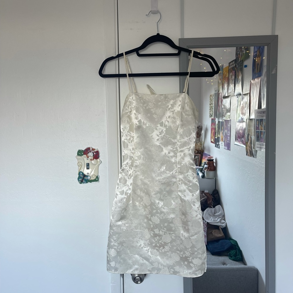 lucy in the sky white / ivory floral satin tie back mini dress
